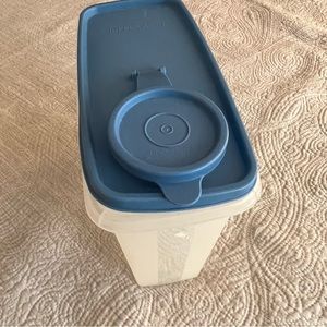 vtg Tupperware Cereal Keeper Storage Container #469-9 Flip Top Blue Lid #471-10